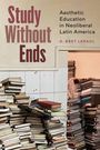 Text: "Study Without Ends. Aesthetic Education in Neoliberal Latin America. D. Bret Leraul." Stapel von Büchern an einer Wand.