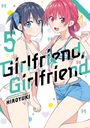 „Girlfriend, Girlfriend“ ist in großen Buchstaben zu sehen. Zwei Mädchen in Bademode stehen fröhlich nebeneinander.