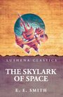 „Lushena Classics: The Skylark of Space, E. E. Smith“. Illustration: Futuristisches Raumschiff vor handschriftlichem Text.