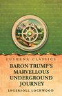 Baron Trump's Marvellous Underground Journey. Illustration mit Kompass und Berglandschaft auf grünem Hintergrund.