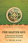 Text: "Lushena Classics. The Master Key. An Electrical Fairy Tale Founded Upon the Mysteries of Electricity. L. Frank Baum." Hintergrund: Grünes und orangefarbenes Design mit einem Kompassähnlichen Emblem.
