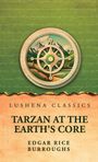 Oben steht "Lushena Classics". Der Titel lautet "Tarzan at the Earth's Core" von Edgar Rice Burroughs. Das Cover zeigt ein Kompass-Design.
