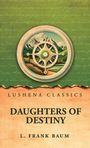 "Lushena Classics", "Daughters of Destiny", "L. Frank Baum". Ein Kompass-Illustration vor Berglandschaft.