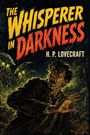 Text: "The Whisperer in Darkness" und "H. P. Lovecraft". Eine Illustration zeigt einen erschrockenen Mann und unheimliche Kreaturen im Wald.