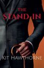 Text: "THE STAND-IN" in Rot oben, "KIT HAWTHORNE" unten. Ein Mann im grauen Anzug hält einen Stock vor orangefarbenem Hintergrund.