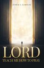 ANDRAE E. KAMOCHE. LORD TEACH ME HOW TO PRAY. Ein Mensch geht auf ein helles Licht in einer majestätischen Halle zu.