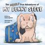 „The NEARLY True Adventures of MY BUNNY STEVE.“ Gezeichnetes Kaninchen sitzt vor einem blauen Koffer mit Aufklebern.