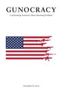 „GUNOCRACY: Confronting America's Mass Shooting Problem“ oben. Unten: „Christopher B. Strain“. US-Flagge mit Gewehrsilhouetten.