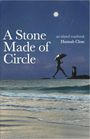 Text: "A Stone Made of Circle", "an island waybook", "Hannah Close".  
Szene: Mondnacht am Meer, Person mit Schirm, Hund.