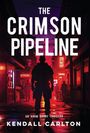"The Crimson Pipeline" steht oben, darunter "An Adam Darby Thriller" und "Kendall Carlton". Silhouette eines Mannes in einer rot beleuchteten Gasse.