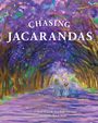 "Chasing Jacarandas" oben, Mutter und Kind in einem bunt blühenden Baumtunnel, beide tragen Kleider und Hüte.