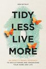 "Tidy Less Live More" in großen Buchstaben. Fingerabdruck-Hintergrund mit drei orangefarbenen Schmetterlingen.