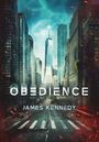 „OBEDIENCE“ und „JAMES KENNEDY“ vor einer futuristischen Stadtlandschaft mit hohen Gebäuden und einem dramatischen Himmel.