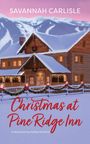 "SAVANNAH CARLISLE, Christmas at Pine Ridge Inn, A Heartwarming Holiday Romance." Log Cabin im Schnee, dekoriert mit Lichtern.