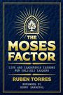 „The Moses Factor: Life and Leadership Lessons for Unlikely Leaders“, von Ruben Torres, Vorwort Sonny Sandoval. Oben ein brennender Busch in einem Torbogen.