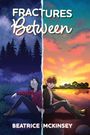 "Fractures Between" und "Beatrice McKinsey". Zwei Figuren sitzen Rücken an Rücken, getrennt durch eine helle Linie.