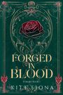 „FORGED IN BLOOD“ steht in goldener Schrift auf einem dunkelgrünen Hintergrund mit floralen Verzierungen und einer roten Rose.