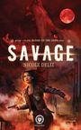 „Book 1 of the Blood of the Gods Saga: Savage, Nicole Deliz“. Frau mit Waffe vor städtischer Kulisse, riesiger Wolfskopf, roter Mond.