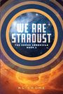 „WE ARE STARDUST, THE SOMAN CHRONICLE, BOOK 1“ prangt inmitten eines kosmischen Hintergrunds mit leuchtenden Ringen.