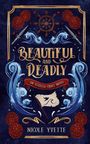 "Beautiful and Deadly", "An Estella Croft Novel", "Nicole Yvette". Illustration mit Blumen, Wellen, Dolchen, Steuerrad.