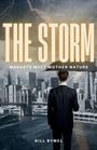 „THE STORM: MARKETS MEET MOTHER NATURE“ von Bill Bymel. Ein Mann mit Regenschirm vor der Skyline einer stürmischen Stadt.