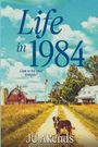 "Life in 1984. Can it be that simple? JC Akends. Ein Hund steht auf einem Feldweg zwischen einer Scheune und einem Haus."