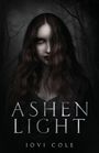 "Ashen Light, Jovi Cole." Eine Frau mit langen, dunklen Haaren und leuchtend roten Augen, im düsteren Wald.