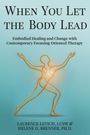 "When You Let the Body Lead" zeigt eine strahlende, tanzende Figur in Goldlinien auf blauem Hintergrund.