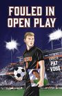 „FOULED IN OPEN PLAY“ oben, „A novel by Pat Voss“ rechts. Illustration: Fußballspieler mit Ball vor Stadion.