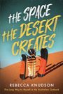 „The Space the Desert Creates“, Rebecca Knudson. Darunter bunte Federn auf sandigem Untergrund.