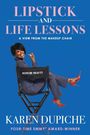 „Lipstick and Life Lessons: A View from the Makeup Chair“ mit Karen Dupiche in einem Regiestuhl, elegant gekleidet.