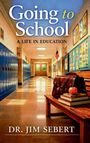 „Going to School: A Life in Education“ von Dr. Jim Sebert. Ein heller Schulflur mit Schließfächern, gemalten Bildern.
