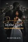 „Devotion in the Dark“, „Silk & Stone: Book One“, „D. Deveraux“. Frau vor einem Mann, hält eine Rose, Stadt bei Nacht.