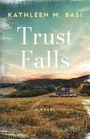 „Kathleen M. Basi, Trust Falls, A Novel“ steht über einer idyllischen Landschaft mit einem Landhaus und Wiesen.