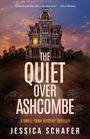 "THE QUIET OVER ASHCOMBE" von Jessica Schafer, ein mysteriöser Kleinstadt-Thriller. Im Hintergrund ein altes, großes Haus.