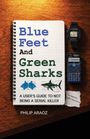 "Blue Feet And Green Sharks: A User's Guide to Not Being a Serial Killer" auf einem Notizbuch; daneben Uhr und Taschenrechner.