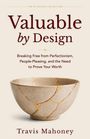 "Valuable by Design" von Travis Mahoney. Eine Schüssel mit goldenen Reparaturen, symbolisch für Stärke und Wert.
