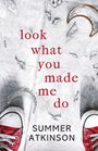 Text in Rot: "look what you made me do". Unten: "SUMMER ATKINSON". Zerbrochenes Glas und rote Turnschuhe auf Steinboden.