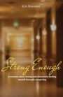 "Strong Enough" von Kiri Roeseler. Untertitel: Ein Memoir über Verlust und Selbstfindung durch Pflege. Unscharfer Flur im Hintergrund.