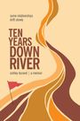 Text: "some relationships drift slowly. TEN YEARS DOWN RIVER. ashley durand | a memoir." Illustration eines fließenden Flusses.