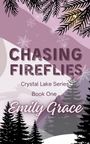 „Chasing Fireflies, Crystal Lake Series, Book One, Emily Grace“ in winterlicher Landschaft mit Tannen und Schneeflocken.