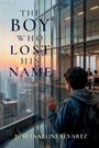 "The Boy Who Lost His Name: A Memoir" von Jose (Aaron) Alvarez. Ein Junge blickt durch ein verregnetes Glasfenster.