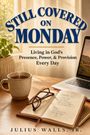 „Still Covered on Monday“ – Buch über Gottes Präsenz. Notizbuch, Brille, Kaffee, Laptop auf Holztisch.