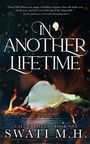 "In Another Lifetime" steht groß geschrieben. Darunter "Calla's Pieces: Book One" und "Swati M.H.". Im Hintergrund brennt eine weiße Blume.