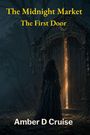 "The Midnight Market The First Door. Amber D Cruise." Eine Frau im dunklen Kleid steht vor einer mystischen, geöffneten Tür im Wald.