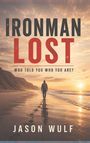"IRONMAN LOST. WHO TOLD YOU WHO YOU ARE? Jason Wulf." Ein Mensch geht bei Sonnenuntergang am Strand.