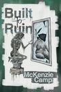 „Built to Ruin, McKenzie Camp“ in einer brüchigen Schrift. Eine Statue betrachtet einen zerbrochenen Spiegel.