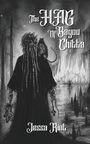 „The Hag of Bayou Chitta“, „Jessa Riot“. Eine Frau mit geflochtenem Haar steht am Wasser, hält Figuren in den Händen.