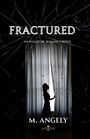 „Fractured: An NA Gothic Romance Novel“ von M. Angely. Eine Silhouette vor einem Vorhang in einem zersprungenen Glasdesign.