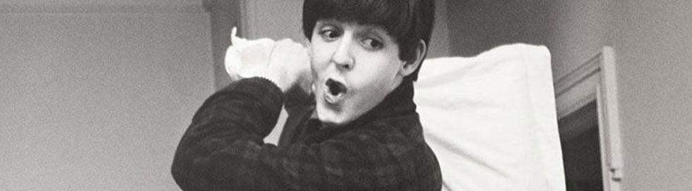 Paul McCartney bei einer Kissenschlacht